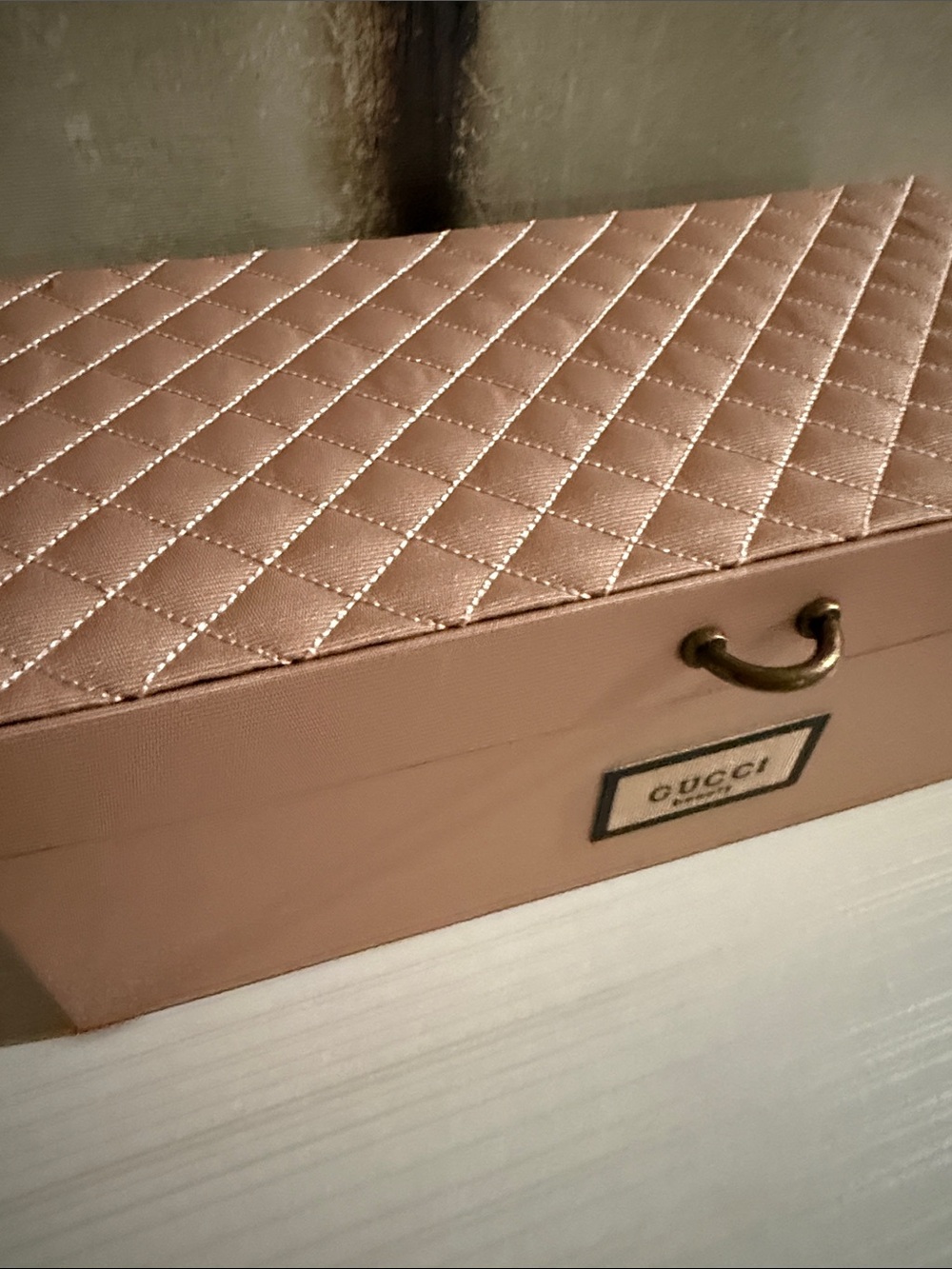 Gucci Beauty pink jewelry and makeup vanity case with a floral-lined interior. - Picture 2 of 15